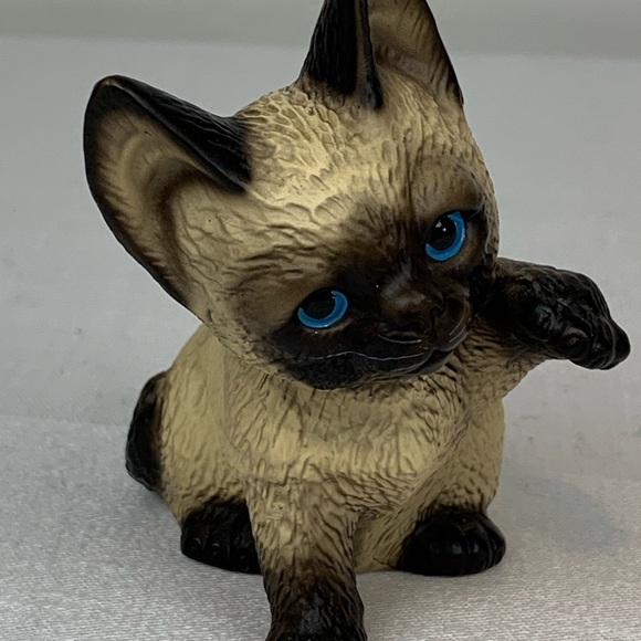 Vintage 1983 Global Art Harvey Knox Kingdom Siamese Cat Figurine With Blue Eyes - Picture 2 of 6